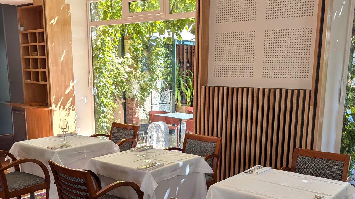 Cloison murale en tasseaux de hêtre dans un restaurant Clermontois 