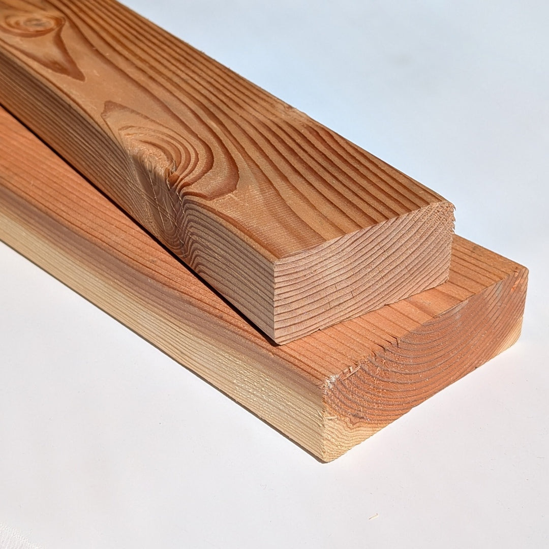 Planche d'ossature en Douglas massif, issu des forêts du Massif Central en circuit court. Grain prononcé, teintes chaudes dorées et ambrées, nœuds expressifs caractéristiques de l'essence. Naturellement durable, idéal pour la construction, l'ossature bois, la charpente et l'aménagement extérieur. Traçabilité d'origine garantie, transformation artisanale locale. #boislocal #massifcentral #douglas #ossaturebois #boisfrançais #constructionbois #madeinfrance