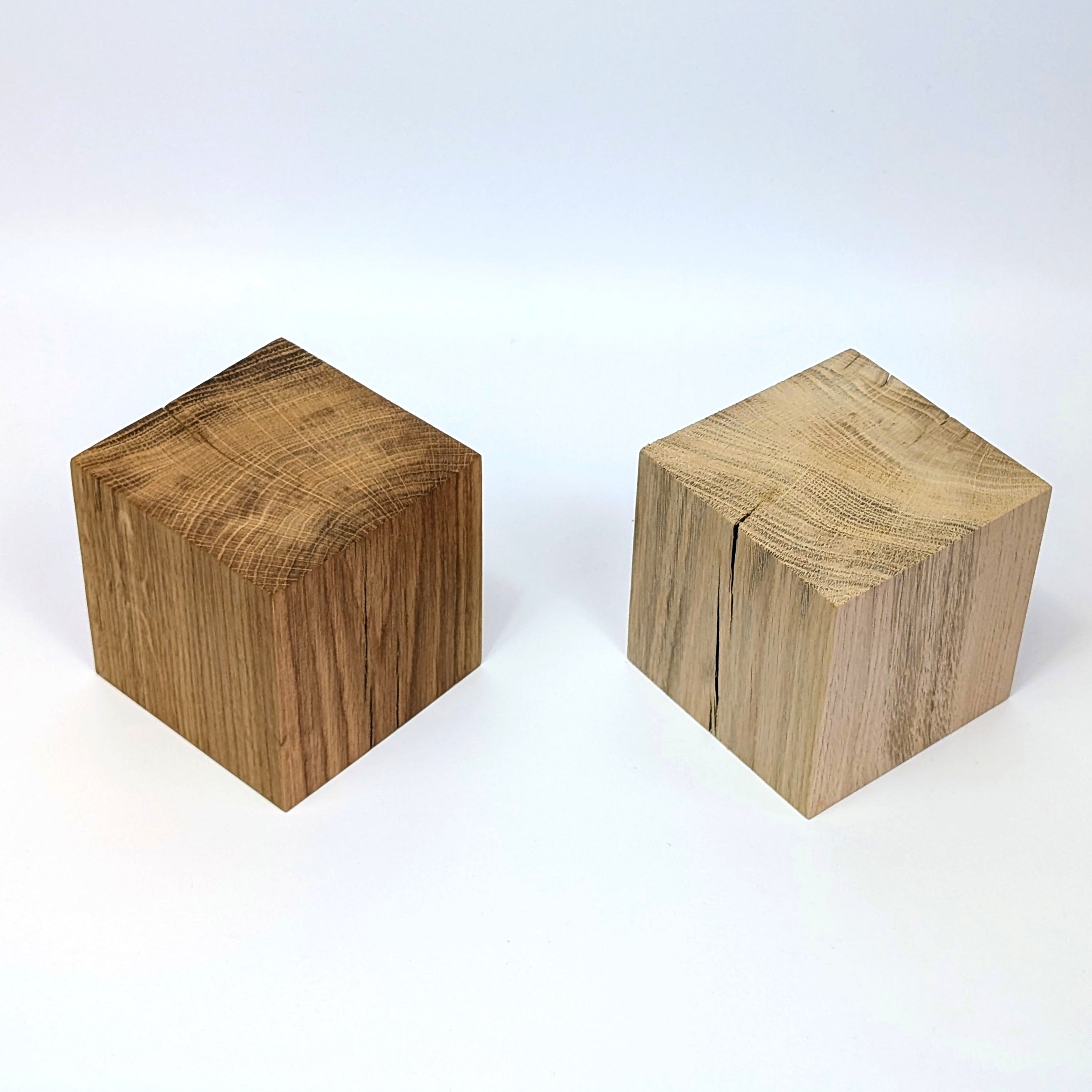 Le poids Plume – Cube en chêne massif 11 cm