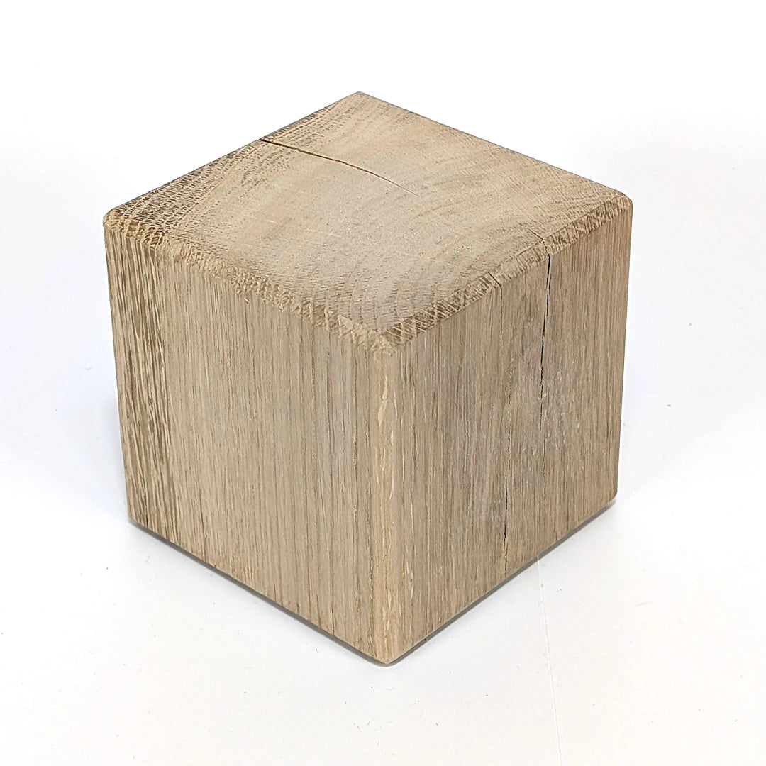 Le poids Plume – Cube en chêne massif 11 cm