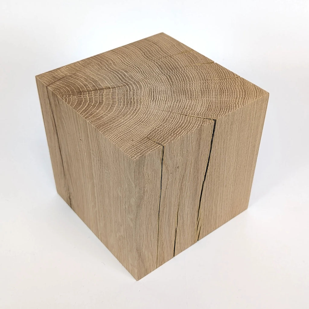 Le poids Plume – Cube en chêne massif 11 cm