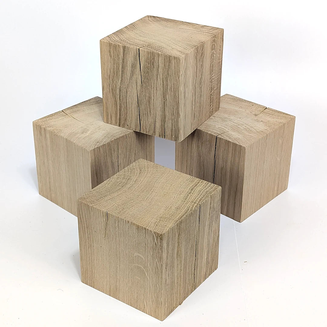 Le poids Plume – Cube en chêne massif 11 cm